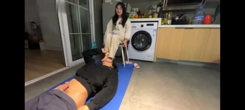 清纯唯美的眼镜萝莉小姐姐为恋足癖小哥哥足交 [1-270m]