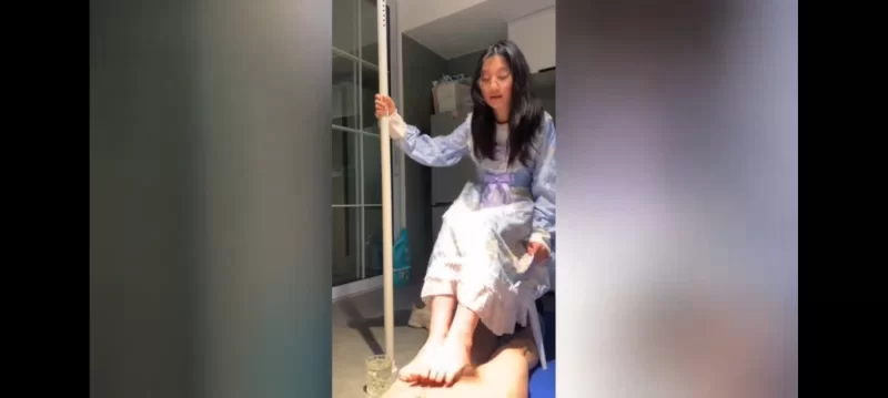 清纯唯美的眼镜萝莉小姐姐为恋足癖小哥哥足交 [1-270m]