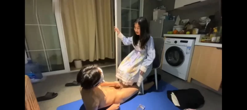 清纯唯美的眼镜萝莉小姐姐为恋足癖小哥哥足交 [1-270m]