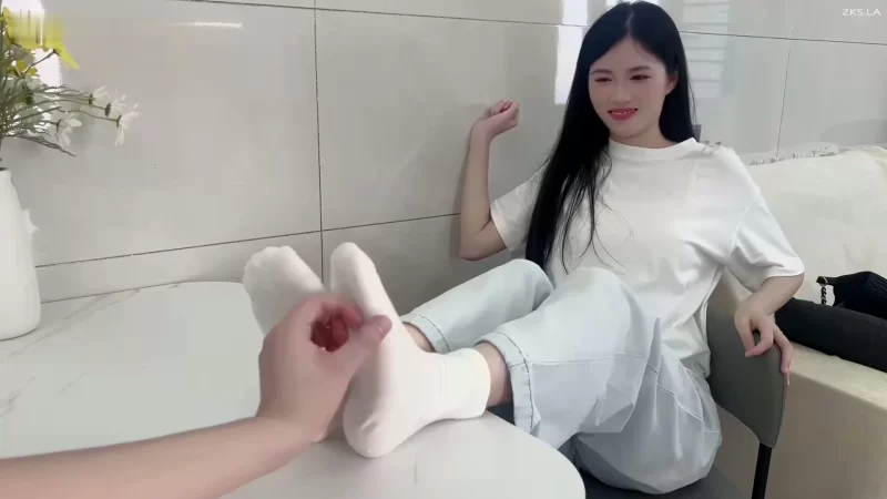 小柠TK 虐足 足枷 挠脚心 [1V-1.23GB]