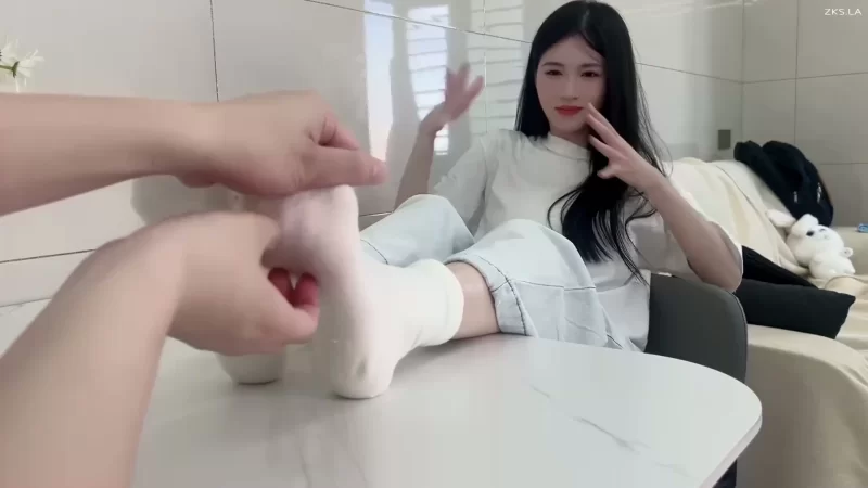 小柠TK 虐足 足枷 挠脚心 [1V-1.23GB]