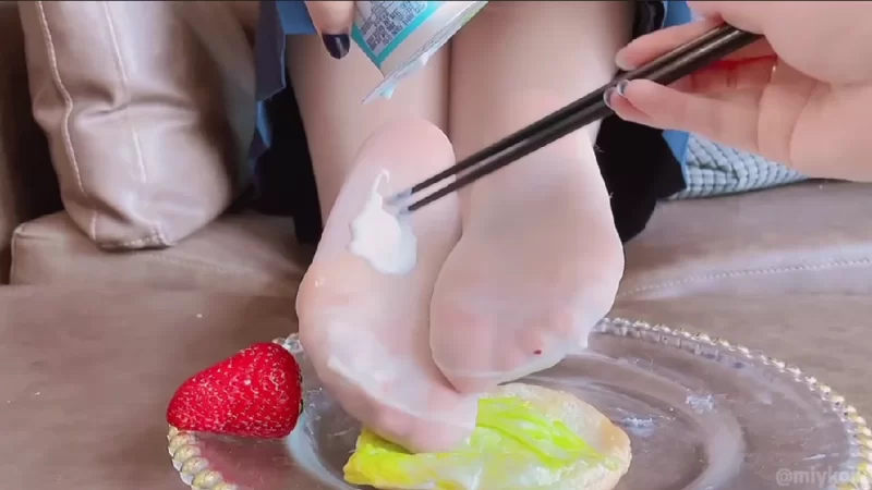 足式汉堡 白丝玉足汉堡先塞我嘴里尝一尝是什么味道的 [1-200MB]