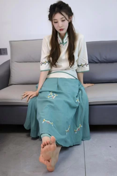 绮梦摄影-婷婷-可爱古风裸足美腿[330P1V-2.4G百度网盘] [330p1v-2.4g]