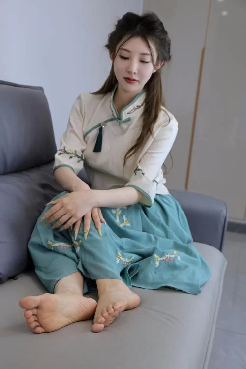 绮梦摄影-婷婷-可爱古风裸足美腿[330P1V-2.4G百度网盘] [330p1v-2.4g]