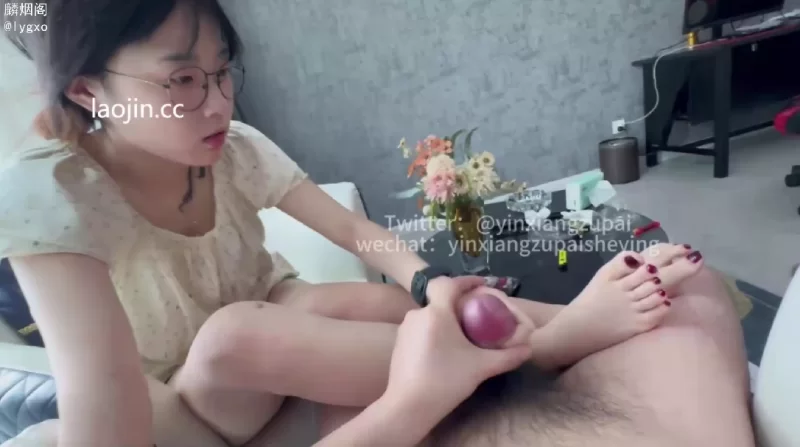 极品眼睛萝莉 白白嫩嫩的小玉足摩挲着鸡巴 会射的有多快 [1-850MB]