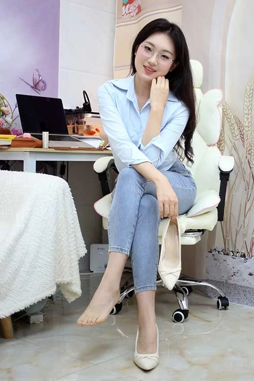 初夏女神-环环~牛仔裤里丝高跟美腿 [100P1V 632M百度网盘] [100p1v-632m]