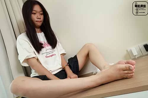 御足摄影-红尘纷扰-学妹超短裙棉袜美腿[90P1V-1.5G百度网盘] [90p1v-1.5g]