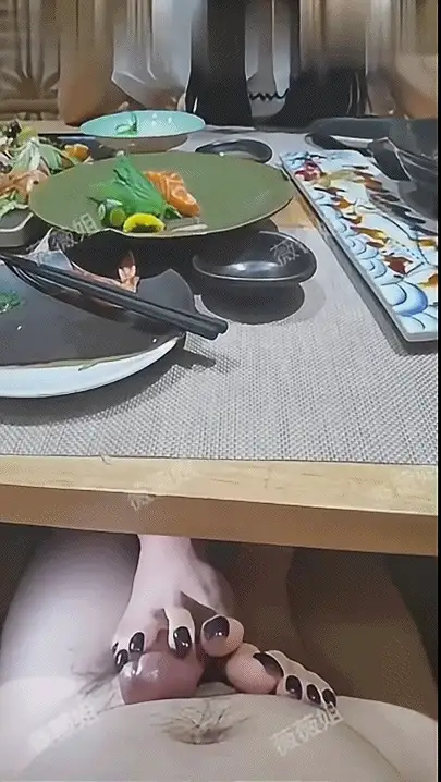 《足交女神 微微姐！》《首发合集》丝滑美腿足交系列！ [7V；4本-40GB]