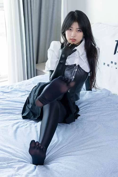 袜啵啵-奶油-高跟长靴、厚黑丝五指袜、踩脚裤裤里丝 [150p1v-1.6g]