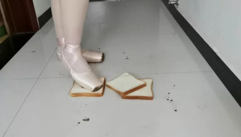 《微夏》脏舞鞋脏白丝踩面包 [1-136.8MB]