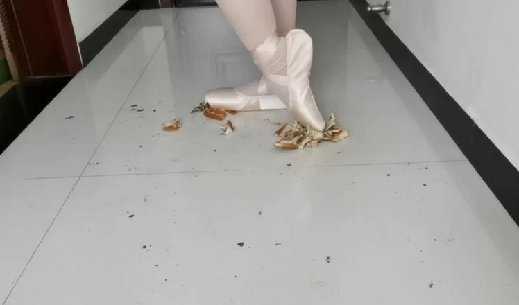 《微夏》脏舞鞋脏白丝踩面包 [1-136.8MB]