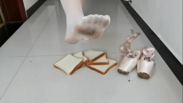 《微夏》脏舞鞋脏白丝踩面包 [1-136.8MB]