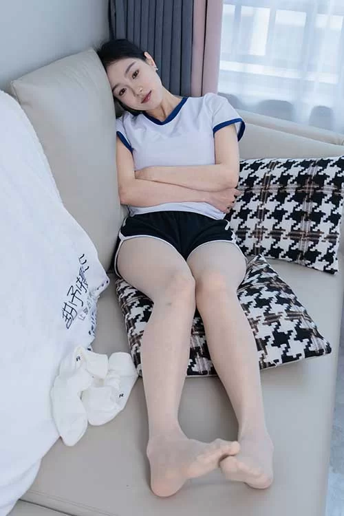 甜予摄影-咻咻-板鞋、热裤白棉袜肉丝 [130p1v-1.7GB]