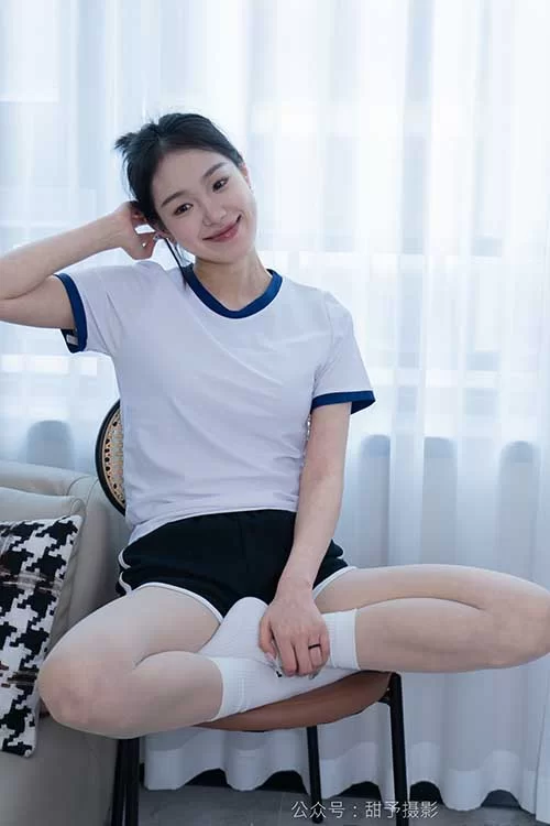 甜予摄影-咻咻-板鞋、热裤白棉袜肉丝 [130p1v-1.7GB]