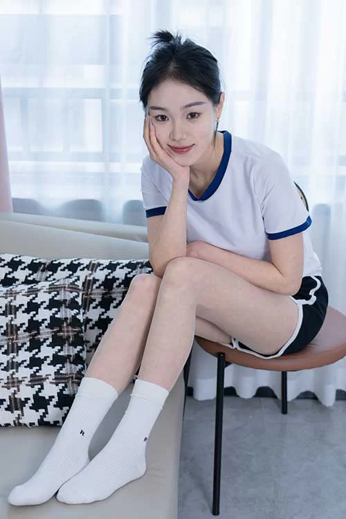 甜予摄影-咻咻-板鞋、热裤白棉袜肉丝 [130p1v-1.7GB]