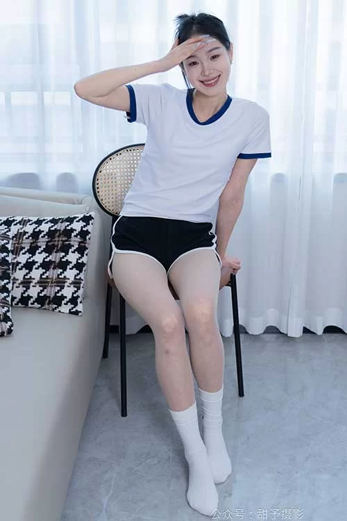 甜予摄影-咻咻-板鞋、热裤白棉袜肉丝 [130p1v-1.7GB]