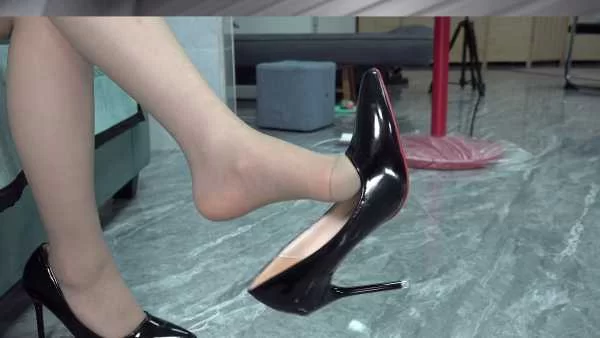 《aapary模拍视频》小玉穿上咖啡色丝袜好看极了 [1V-2.4GB]