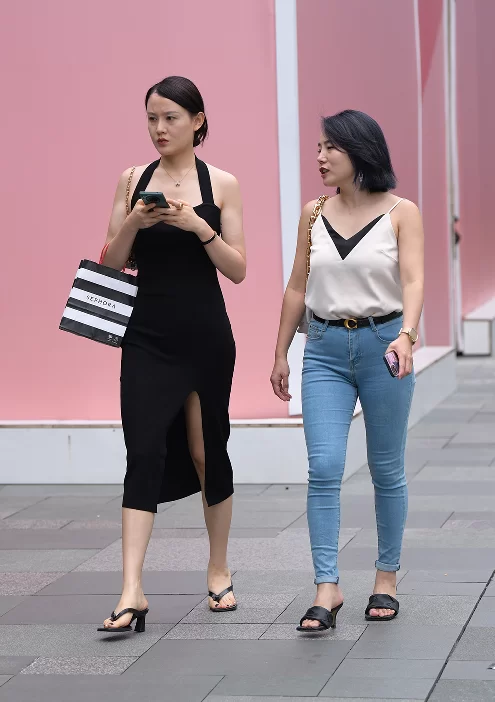 《街拍摄影》短发紧身牛仔裤少妇 [80P-1.8GB]