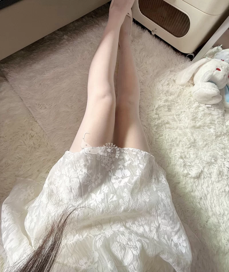 丝袜博主小雨纯素图包《纯白幻想》 [11P-21MB]