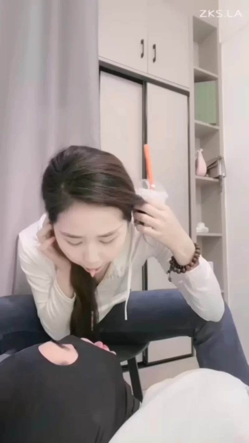 九莲TJ：嘴喂食运动鞋棉袜踩狗口水浓痰鞋底钻胯骑狗背 [1V-1.74GB]