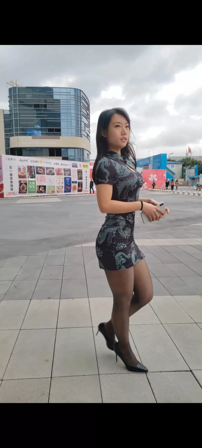 高清无码4K盛夏街拍 跟拍身穿 旗袍加黑丝（素的） [4个视频-2.10GB]