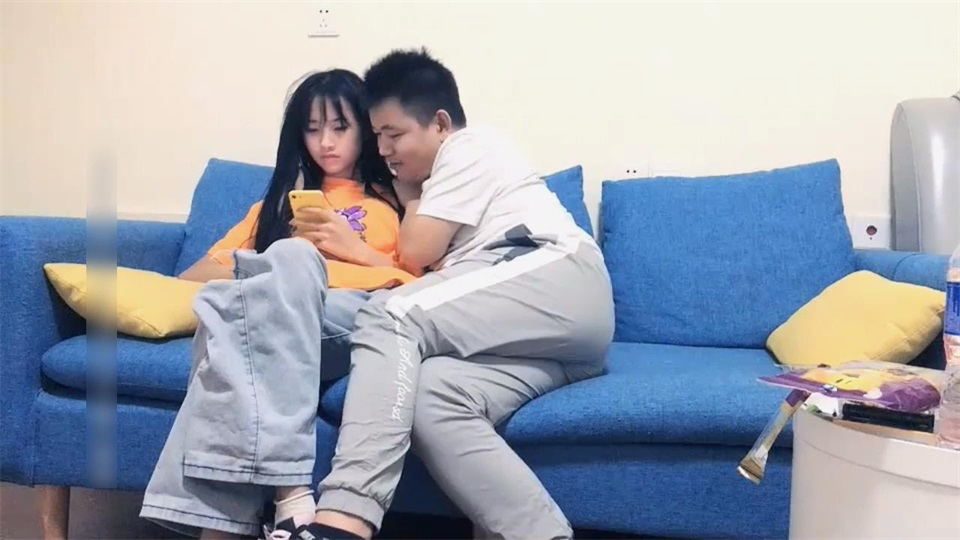 剧情约会00后萌萌小美女 脱掉外衣里面是黑丝奶罩粉色内裤苗条大长腿立马肉肉情欲沸腾欣赏抠逼大力耸动抽插[2V 2033 MB] [BT]