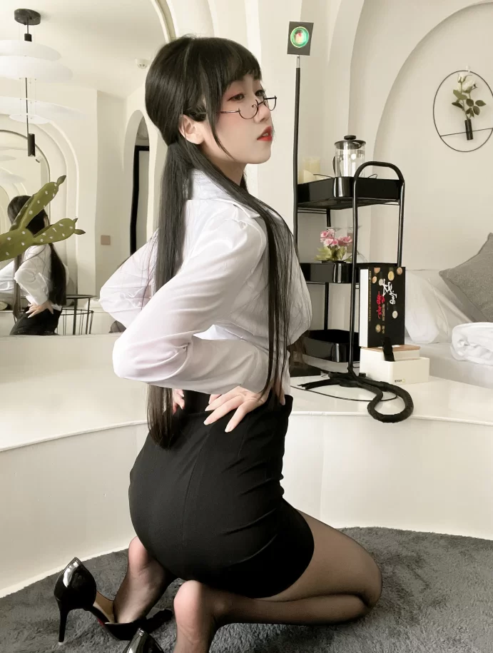 不呆猫_黑丝包臀OL [24P+5V] [24P+5V-1.1g]