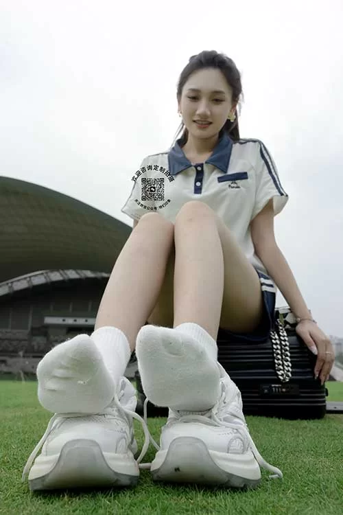 她们印象-小爱-草地短裤棉袜裸足[155P1V-1.3G百度网盘] [155p1v-1.3GB]