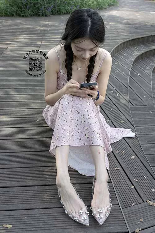 她们印象-小鸣-公园连衣裙平底鞋裸足[135P1V-1.3G百度网盘] [135p1v-1.3GB]