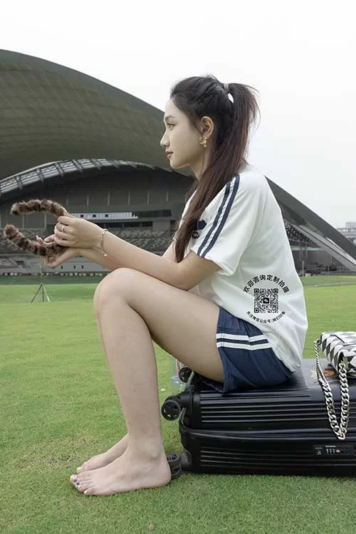 她们印象-小爱-草地短裤棉袜裸足[155P1V-1.3G百度网盘] [155p1v-1.3GB]