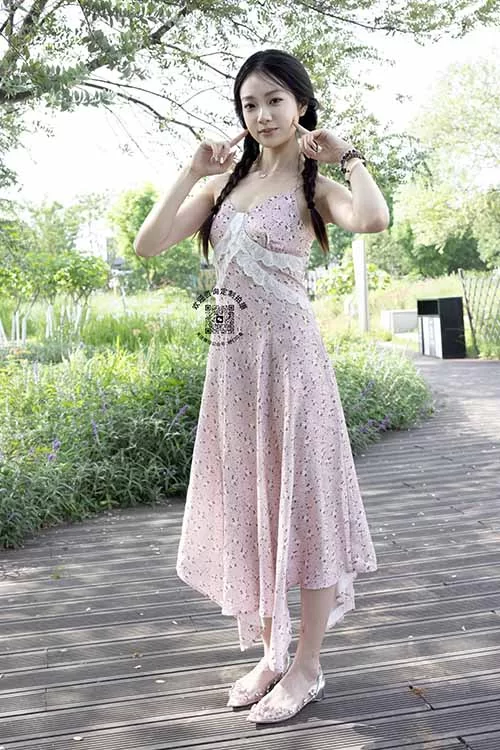 她们印象-小鸣-公园连衣裙平底鞋裸足[135P1V-1.3G百度网盘] [135p1v-1.3GB]