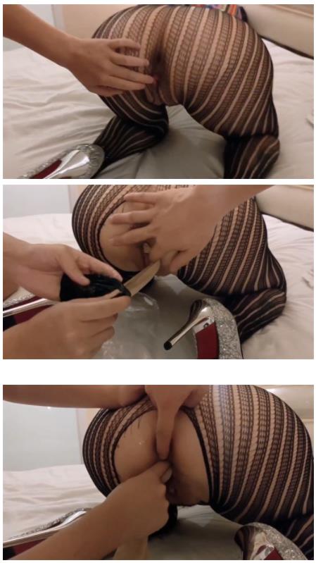 剧情《極品性愛淫亂人妻》拳交異物插入群p淫亂内射『肉臀淫妻』騷妻與5.6名單男群交淫亂操逼 綠帽癖老公在一旁拍攝[2V 5260 MB] [BT]