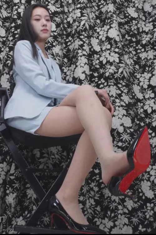 Dayue-制服OL肉丝展示她的39码脚丫[1V-0.9G百度网盘] [1V-0.9g]