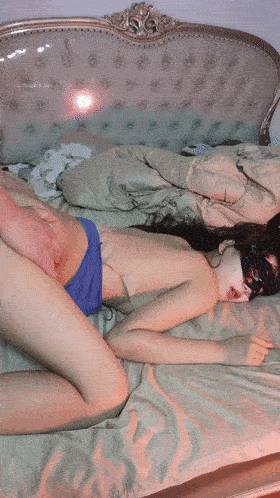 剧情人氣啪啪女王，珍藏版，《良家下海》，牛仔褲女神，家中四處啪啪，柳腰蜜桃臀，男人最理想的好身材，無套内射老公爽翻了[2V 5007 MB] [BT]