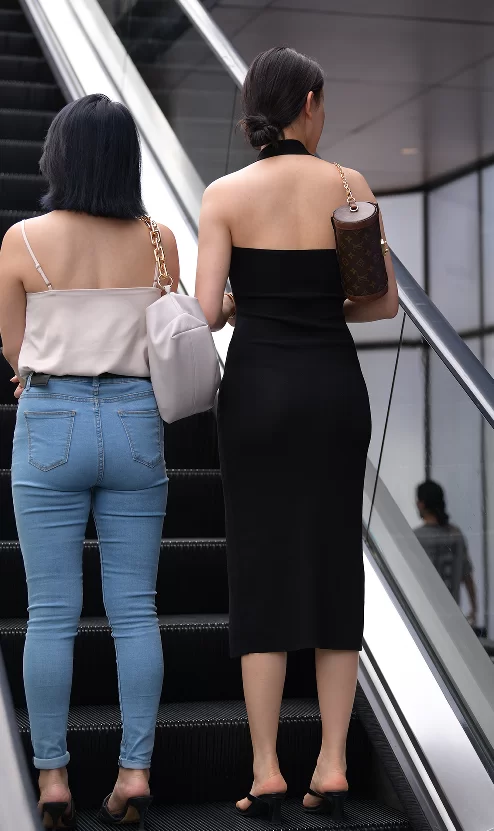 《街拍摄影》短发紧身牛仔裤少妇 [80P-1.8GB]