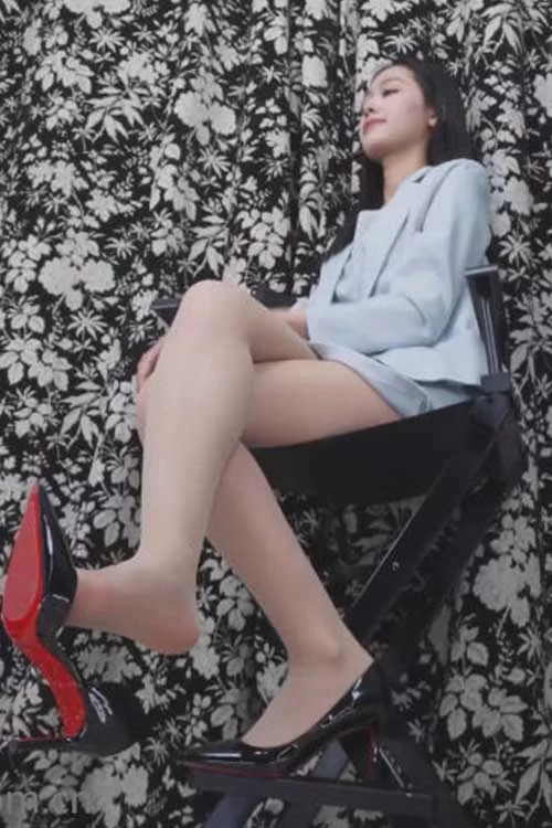 Dayue-制服OL肉丝展示她的39码脚丫[1V-0.9G百度网盘] [1V-0.9g]