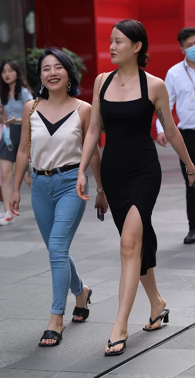 《街拍摄影》短发紧身牛仔裤少妇 [80P-1.8GB]