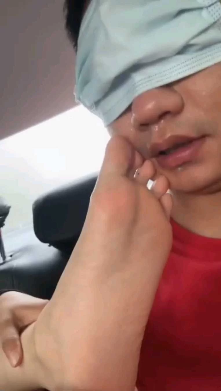 户外驾校女学员套路教练为其挠脚心舔脚 [1v-353m]