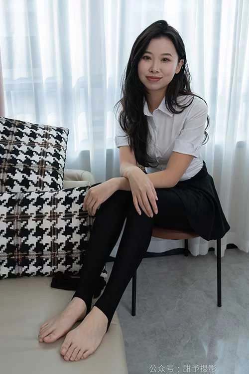 甜予摄影-梦梦-高跟鞋、短肉丝黑丝、裸足 [130p1v-1.9GB]