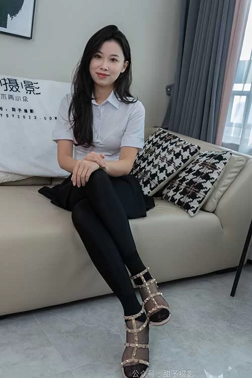 甜予摄影-梦梦-高跟鞋、短肉丝黑丝、裸足 [130p1v-1.9GB]