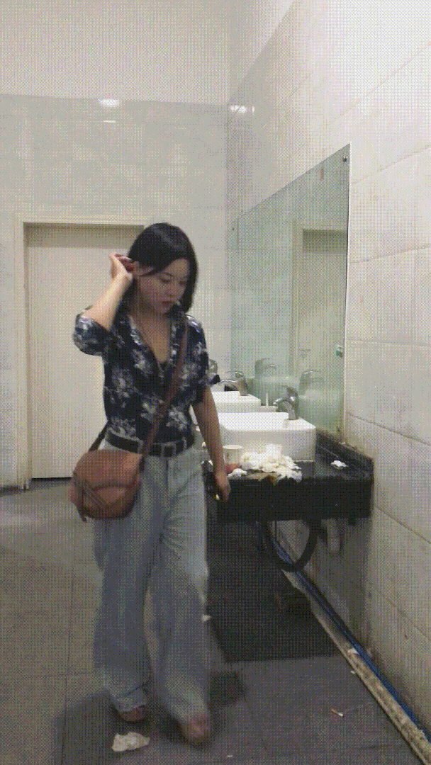 偷拍绝版珍藏《厕拍美女系列》第一人称手持视角 拍完逼再拍脸 4K原档未流出合集《390V+46.5GB+200分》