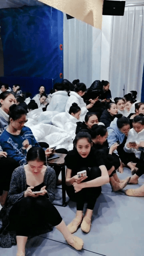 偷拍高颜值舞蹈生B下春光，舞蹈学院手持厕拍艺校舞蹈生日记私拍合集《541V-NP-59G》