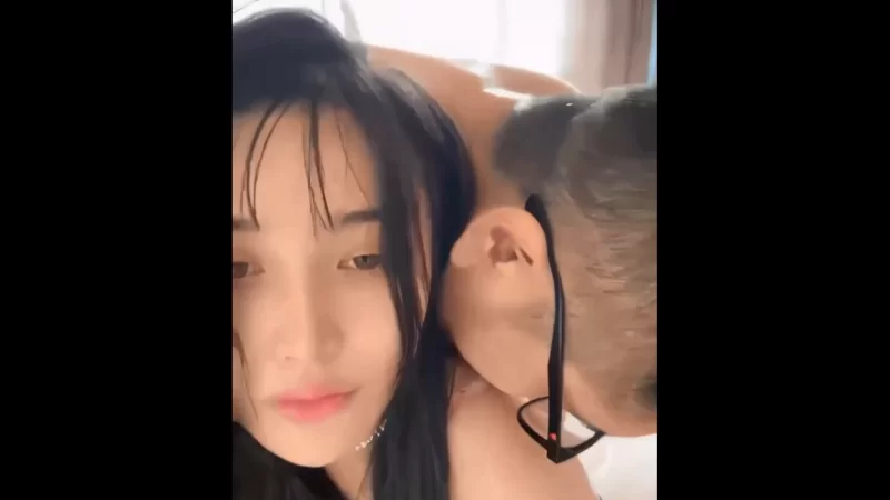 极品高颜值御姐和眼镜男啪啪 [1v-15MB]