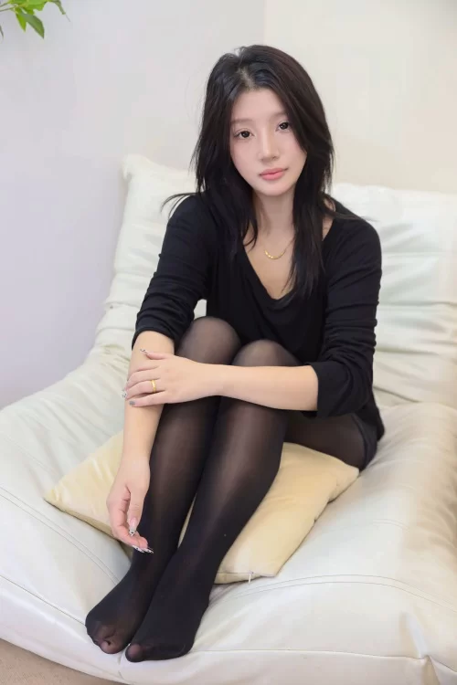 绮梦摄影-甜甜-牛仔裙性感黑丝美腿 [348p1v-1.8GB]