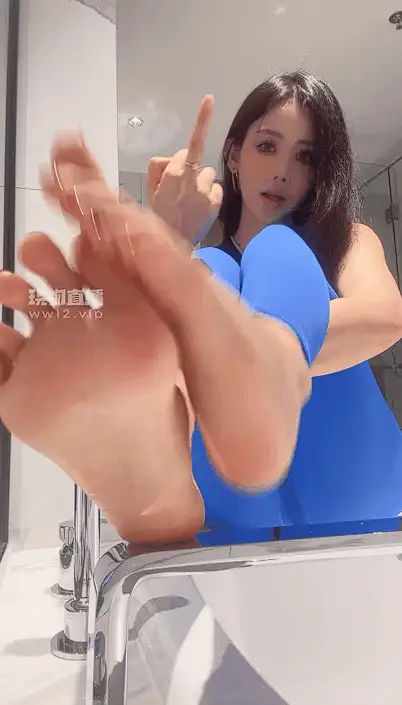 玩物《第一视角》《亚兮》棉袜踩香水控 [1v-403]