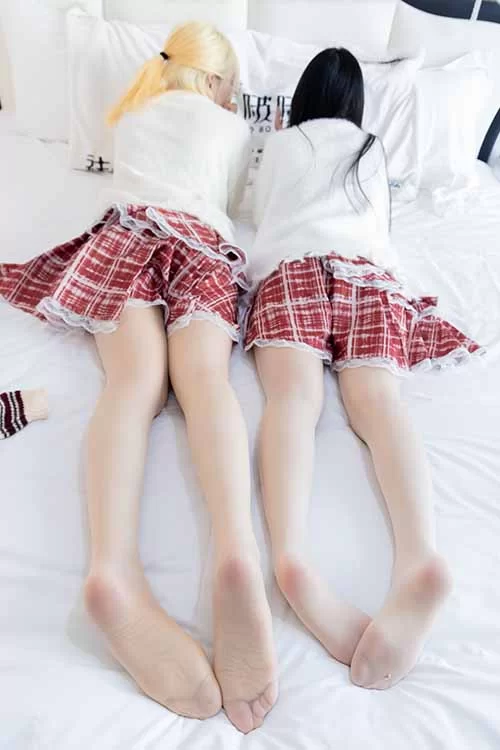 袜啵啵-小甜豆甜甜圈-油亮肉丝、堆堆袜套、白棉袜 [172p1v-1.8GB]