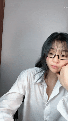 国产自拍新人露脸，19岁，大二眼镜学生妹下海，《夏天的童话》，看着羞涩稚嫩  [2V ] [BT]