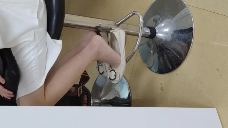 街拍前台肉丝美女挑鞋玩鞋 诱人丝足老爱蹭点什么 [1V-509MB]