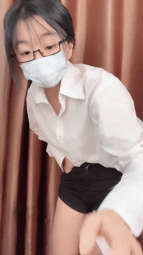 国产自拍新人露脸，19岁，大二眼镜学生妹下海，《夏天的童话》，看着羞涩稚嫩  [2V ] [BT]