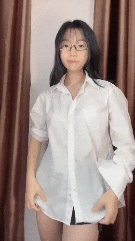 国产自拍新人露脸，19岁，大二眼镜学生妹下海，《夏天的童话》，看着羞涩稚嫩  [2V ] [BT]